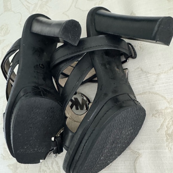 Michael Kors Warren Platform Leather 4in Heels in Black with Gold. - Picture 4 of 7